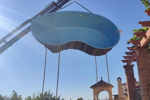 Montaje de piscina de poliéster